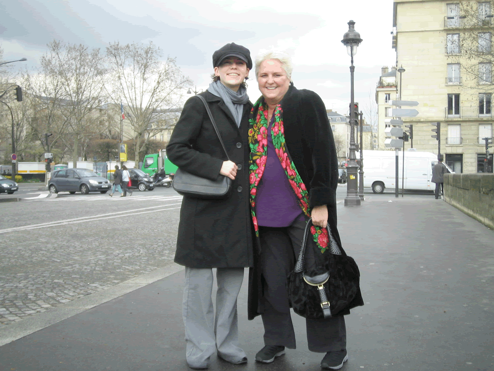 Whitney George & Susan Allen on a Paris bridge, 2007 (Photo Jacques Burtin)